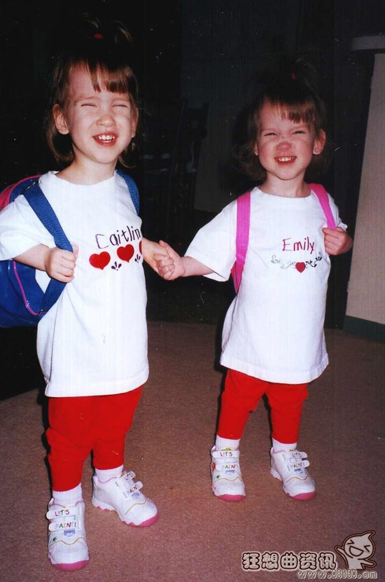 艾米丽和凯特林的童年萌照。她们曾是一对连体双胞胎。