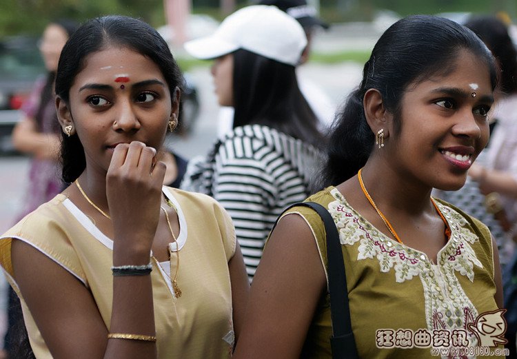 印度女人为什么要在眉间点朱砂？印度女人头上的红点有什么含义？