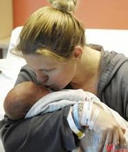 母亲拥抱死亡婴儿后婴儿复活，揭秘母亲“第一次拥抱”有何奥秘