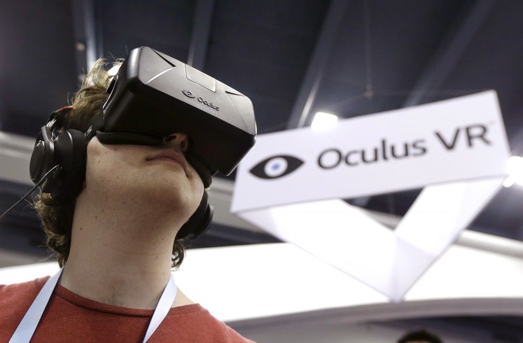Peter Mason tries the Oculus virtual reality headset at the Game Developers Conference 2014 in San Francisco, Wednesday， March 19, 2014. (AP Photo/Jeff Chiu)