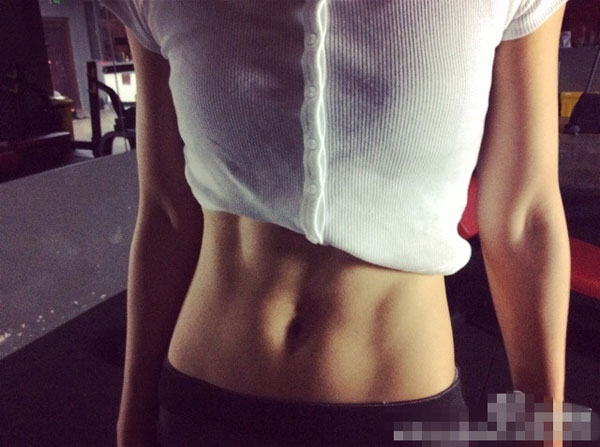 早闻港台女星纷纷健身成瘾，如今内地人气女星袁姗姗也拥有了完美腹肌。近日，袁姗姗晒出一组健身照，大秀性感马甲线和迷人腰窝，火辣身材看呆一众网友。照片中的袁姗姗身着运动背心，大秀平坦紧实小蛮腰，不仅“11”字型马甲线健康又性感，背后迷人的腰窝也清晰可见。酷爱美食的袁姗姗曾一度给人留下“胖妹纸”印象，此前接受采访时，她更自爆大学四年体重从未下过110斤，而这组性感健身照上却只见完美的腹部轮廓，前有马甲线、后有大腿缝、再加上迷人腰窝，袁姗姗性感火辣的傲人曲线，让一众网友直呼太惊艳。