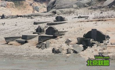 水库泄洪后露出30座古墓，古墓的特点是什么