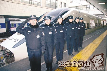 女乘警捆男小偷现场图片，乘警是不是警察