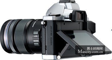 E-M5搭配了内置电子取景器和可翻转触摸式液晶屏