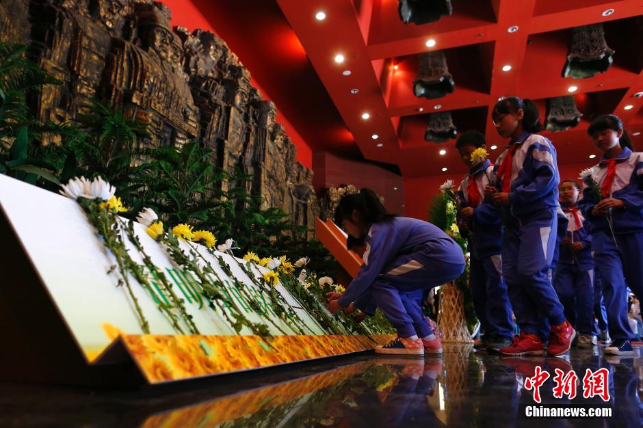 民众前往中国人民抗日战争纪念馆敬献鲜花