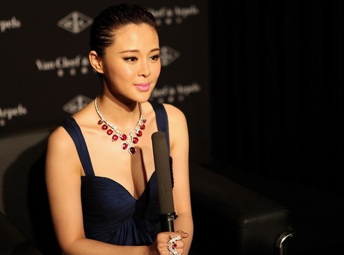 关悦破尺度上《男人装》性感指数爆表