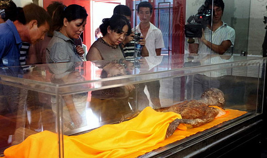 中国考古探秘龙袍干尸现场图，北京挖出的龙袍干尸到底是谁？