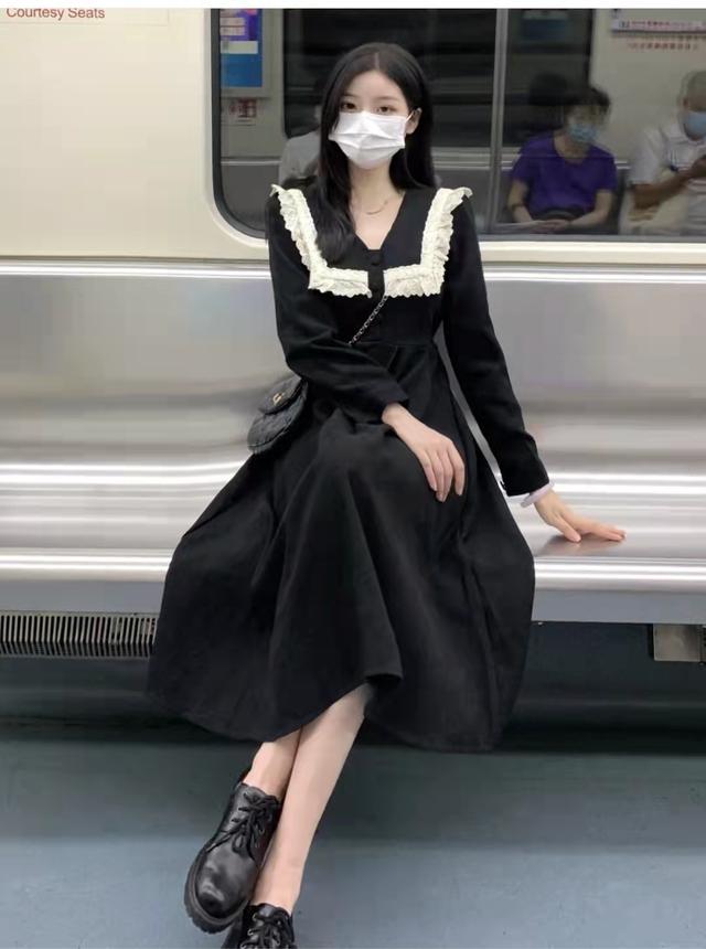 黑色连衣裙搭配什么鞋子最好看(黑色连衣裙搭配